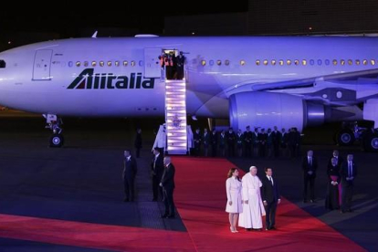 El Papa, con el presidente mexicano, Enrique Peña Nieto, tras descender del avión que le llevó a México.