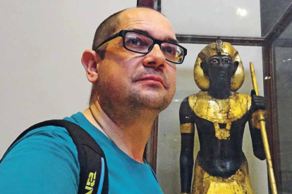 El historiador y divulgador leonés Nacho Ares, que en otoño publica un nuevo libro, posa junto a una de las piezas del Museo de El Cairo.