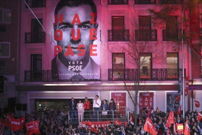 Pedro Sánchez saluda a sus simpatizantes en la sede del PSOE, en la madrileña calle de Ferraz, el pasado 28 de abril.