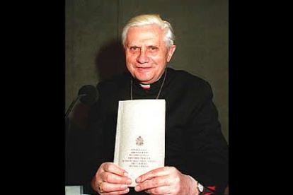 Ratzinger debió interrumpir sus estudios al estallar la Segunda Guerra Mundial, durante la cual fue asignado a una unidad antiaérea en Munich siendo miembro de las juventudes hitleristas.
