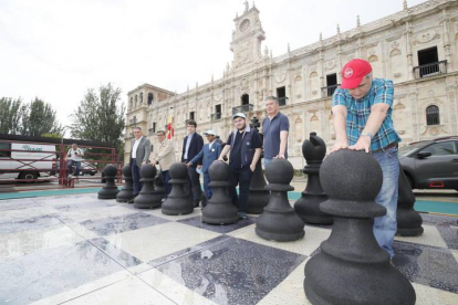 Figuras en el ajedrez gigante instalado en San Marcos junto a los protagonistas del Magistral