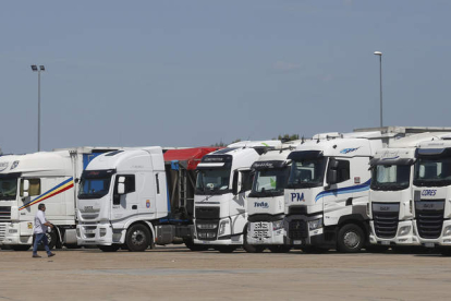 Camiones estacionados en un área de descanso de Palanquinos, en la A-231, en la ruta recurrente del transporte. FERNANDO OTERO
