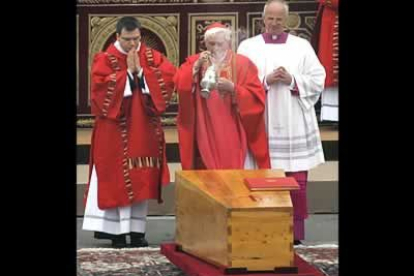 Karol Wojtyla se refería a él como su amigo de confianza. Fue precisamente Ratzinger el elegido para presidir la misa durante el funeral de Juan Pablo II.