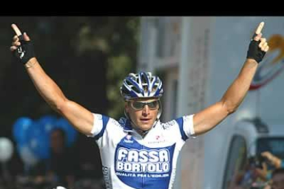 El italiano <b>Alessandro Petacchi</b> (Fassa Bortolo) gana la decimotercera atapa, con un recorrido de 172,4 km entre El Ejido y Málaga. Roberto Heras mantiene el liderato de la competición.