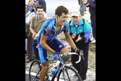 Roberto Heras da un golpe de mano en la Vuelta ganado en la dura meta de Calar Alto. El ciclista de Liberty Seguros se pone líder y se encamina hacia su tercera Vuelta a España.