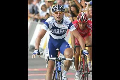 El italiano Alessandro Petacchi ha impuesto su ley en el esprint para sumar su segunda triunfo en la Vuelta, en la cuarta etapa disputada hoy entre Soria y Zaragoza sobre un recorrido de 167,5 kilómetros.