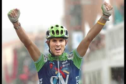 El español <b>Alejandro Valverde</b> superó las inclemencias de la tercera etapa de esta Vuelta y se impuso con claridad al esprint bajo una intensa lluvia.