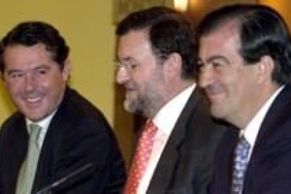 Michavila, Rajoy y Cascos durante la rueda de prensa posterior al Consejo de Ministros de ayer