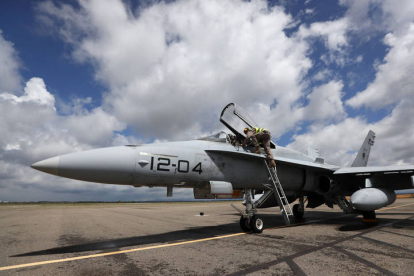 Uno de los F-18 del Ejército del Aire en el Aeródromo Militar de León. ARCHIVO/JESÚS F. SALVADORES