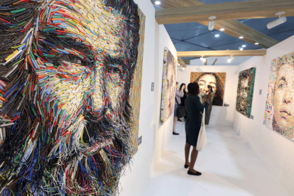 Varias personas observan la obra del artista turco Deniz Sagdic en la COP27. KHALED ELFIQI