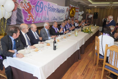 La Peña Real Madrid-Cultural Leonesa celebró este domingo su tradicional comida de confraternización. J. NOTARIO