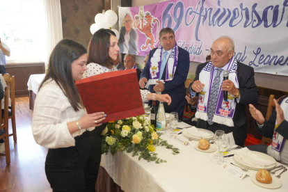 La Peña Real Madrid-Cultural Leonesa celebró este domingo su tradicional comida de confraternización. J. NOTARIO