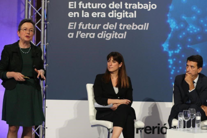 El economista de BBVA Rafael Maitland y la periodista Alison Maitland, durante el debate moderado por la directora adjunta de EL PERIÓDICO, Olga Grau.