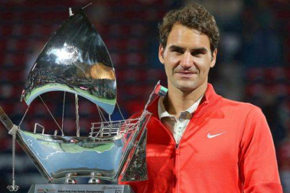 Roger Federer, con el torneo que lo acredita como ganadaor del torneo de Dubái.