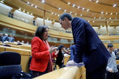 El presidente del Gobierno, Pedro Sánchez, conversa con la ministra de Defensa Margarita Robles en una sesión de control al Gobierno.