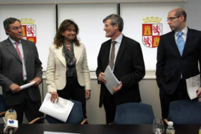 Begoña Hernández junto a representantes de empresas de automoción, ayer en Valladolid