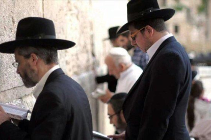 Judíos ultraortodoxos rezan ante el muro de las lamentaciones.