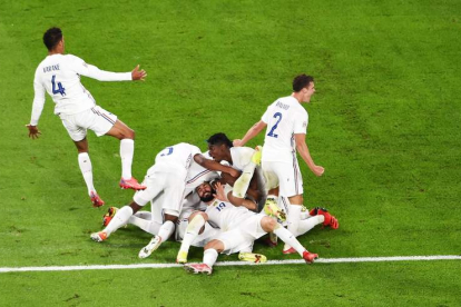 La selección francesa celebra la remontada frente a Bélgica tras una segunda parte estelar de sus delanteros. ALESSANDRO DI MARCO