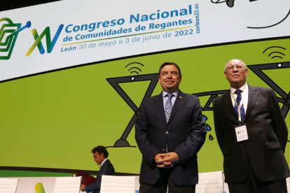 El ministro, a la izquierda, hoy en León. FERNANDO OTERO