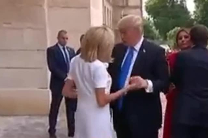 Así ha sido el apretón de manos de Trump a la esposa de Macron.