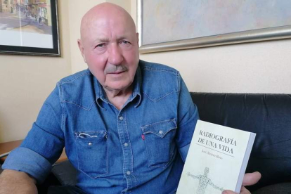 José Álvarez Boto, escritor leonés, posa junto a su última obra ‘Radiografía de una vida’. JOSÉ MARÍA ESPÍ DUEÑAS