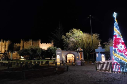 Imagen del belén y el árbol instalados con el castillo de Valencia de Don Juan al fondo. DL