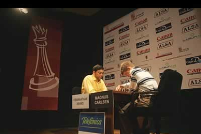 Saludo ritual y el reloj de Anand comienza a tejer la lanzadera del tiempo.