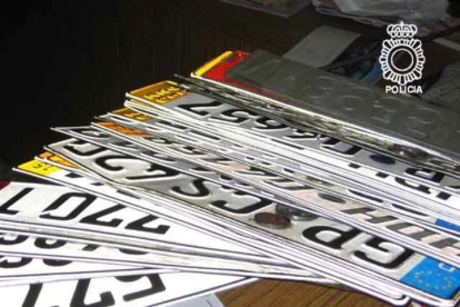 magen de numerosas placas de matrícula incautadas por la Policía Nacional en la operación Kasilda en 2005