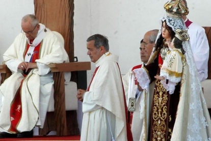 El obispo de Osorno, Juan Barros (de pie, en el centro de la imagen), durante la misa que ofició el Papa Francisco el pasado 17 de enero en Temuco (Chile).