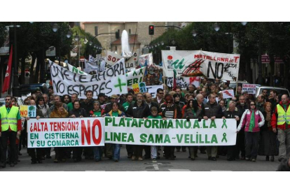 En noviembre del 2007 miles de personas expresaron por las calles de León su rechazo a la línea en una macromanifestación.