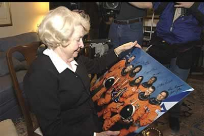 La madre de la astronauta Dorothy Brown contempla una foto de su hija y los otros seis tripulantes del Columbia