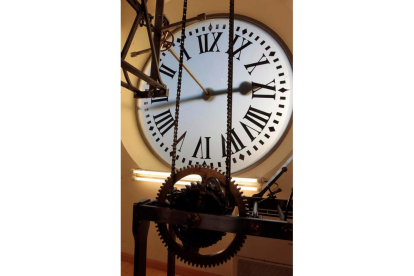 El relojero Losada y detrás el interior del reloj de la Puerta del Sol. RAQUEL P. VIECO