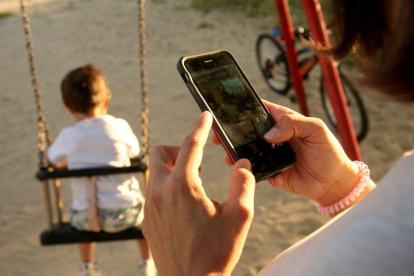 Los expertos alertan a los padres del riesgo que supone el abuso del móvil delante de los niños, que en el futuro imitarán su conducta.