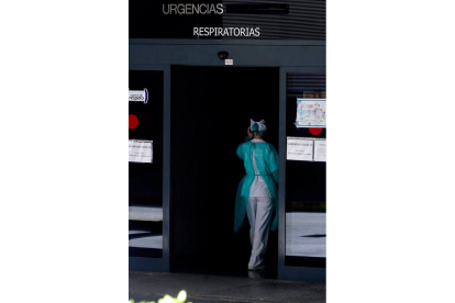 Puerta de entrada de urgencias habilitada para pacientes covid en el Caule. RAMIRO