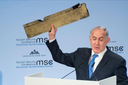 Netanyahu muestra el trozo del supuesto drone iraní que Israel asegura derribó la semana pasada mientras sobrevolaba su territorio.