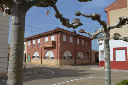 Imagen de la casa de cultura o edificio de usos múltiples de Pobladura de Pelayo García. MEDINA