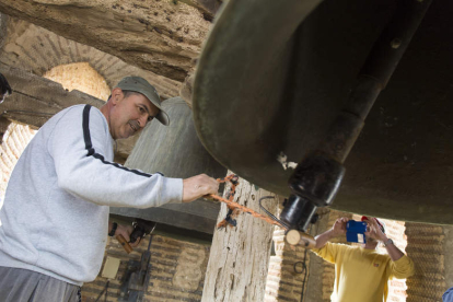 Un vecino de Fresno de la Vega realiza el toque manual de campanas. MARCIANO PÉREZ