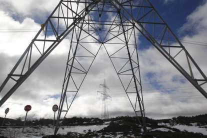 Torretas electricas en el municipio de Villagatón. JESÚS F. SALVADORES