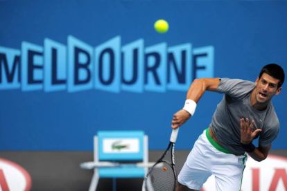 El serbio Djokovic entrenando ayer en Melbourne para sumar otro abierto en su palmarés.