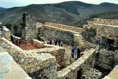 Imagen de archivo del Castillo de Sarracín, en lo alto de una colina que domina el paisaje de Vega de Valcarce. DL