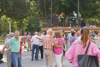 Baile de mayores en las fiestas de San Juan. J. NOTARIO