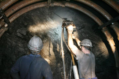 Dos mineros en el interior de una mina en León. NORBERTO