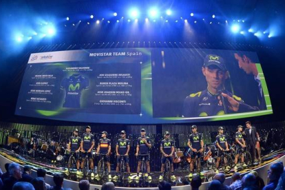 Alejandro Valverde, entrevistado en la pantalla gigante junto a sus compañeros del Movistar durante la presentación de los equipos participantes en el Tour, en Leeds.