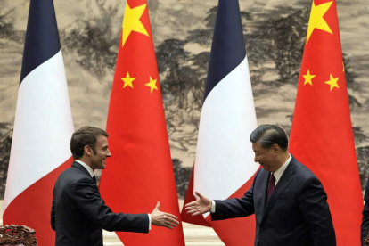 Emmanuel Macron y Xi Jinping ayer, durante la cumbre en Pekín. NG HAN GUAN / POOL