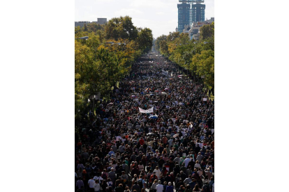 Imagen de la masiva manifestación que recorrió ayer el centro de Madrid . SERGIO PÉREZ