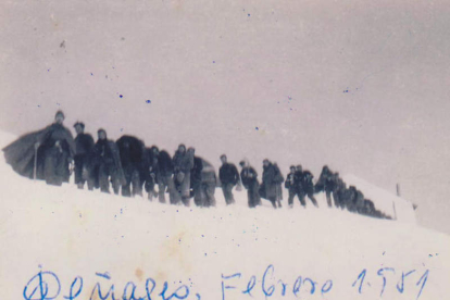 Los 32 furtivos de Oencia atrapados en la Peña del Seo en febrero de 1951.