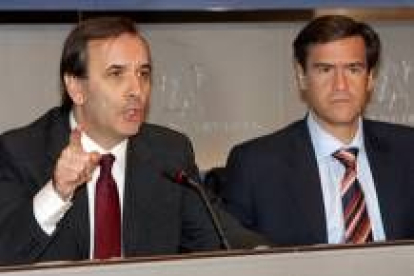 Los ministros de Justicia, López Aguilar, y del Interior, José Antonio Alonso, en la rueda de prensa