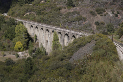 Parte del ramal ferroviario entre Cubillos y Villablino, que se presenta a los fondos de la Transición Justa. JESÚS F. SALVADORES