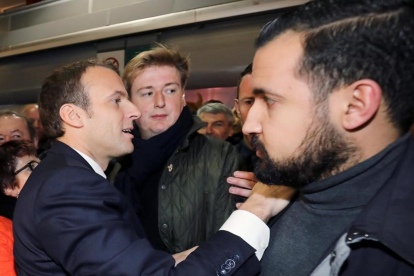Benalla (derecha) junto a Macron, en un acto en París, el pasado 24 de febrero. /
