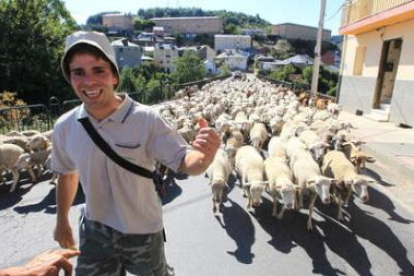 Carlos «Facheti», uno de los pastores que cuidan del rebaño de 700 cabras y ovejas, ayer